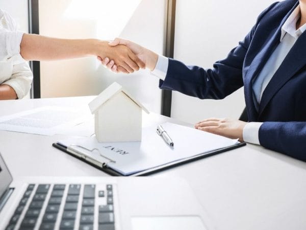 Tại sao môi giới BĐS phải có chứng chỉ hành nghề?